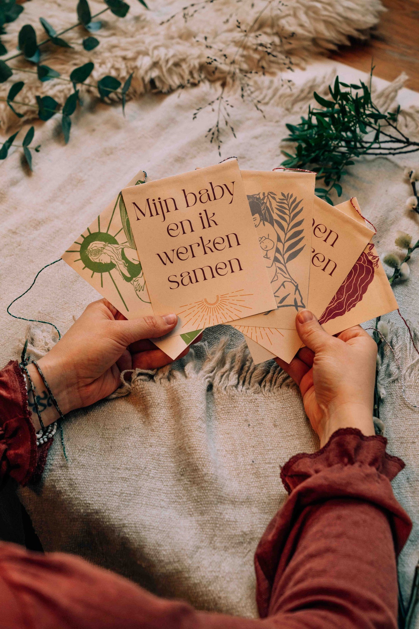 Geboorte en zwangerschap affirmatie slinger - Amsterdam Rotterdam Delft Den Haag Gouda Bergen Utrecht Zeist Doorn Driebergen Nijmegen Apeldoorn Arnhem Zutphen Groningen Maastricht Breda- Aike Ananda Art